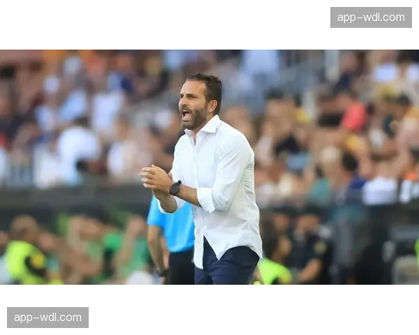 瓦伦西亚确认与主帅巴拉哈续约两年，稳定球队重建计划