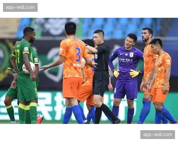 评论：裁判尺度不一？复盘本轮联赛三起引发争议的禁区身体接触