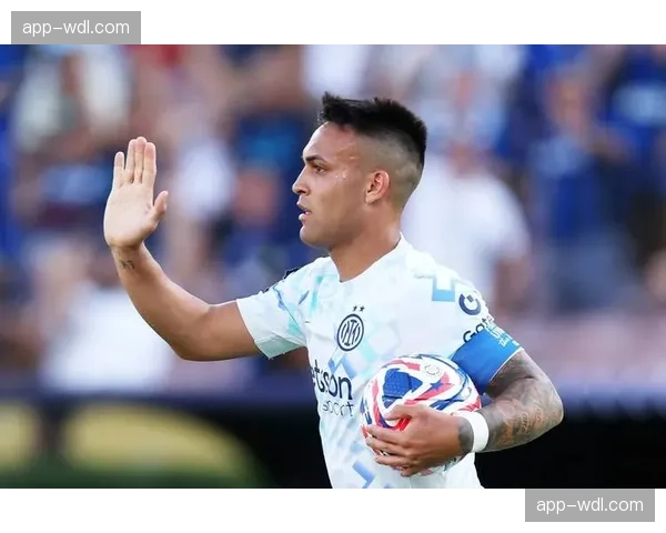 国米球员抗议对方任意球判罚，裁判经VAR回看后改判