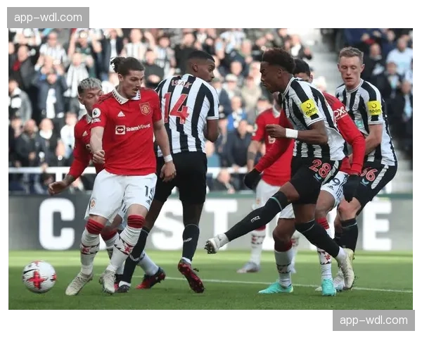 纽卡斯尔联和水晶宫使用类似策略，开球即实施高位逼抢夺回球权